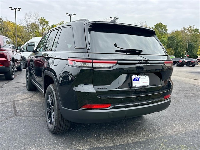 2025 Jeep Grand Cherokee Altitude photo 3
