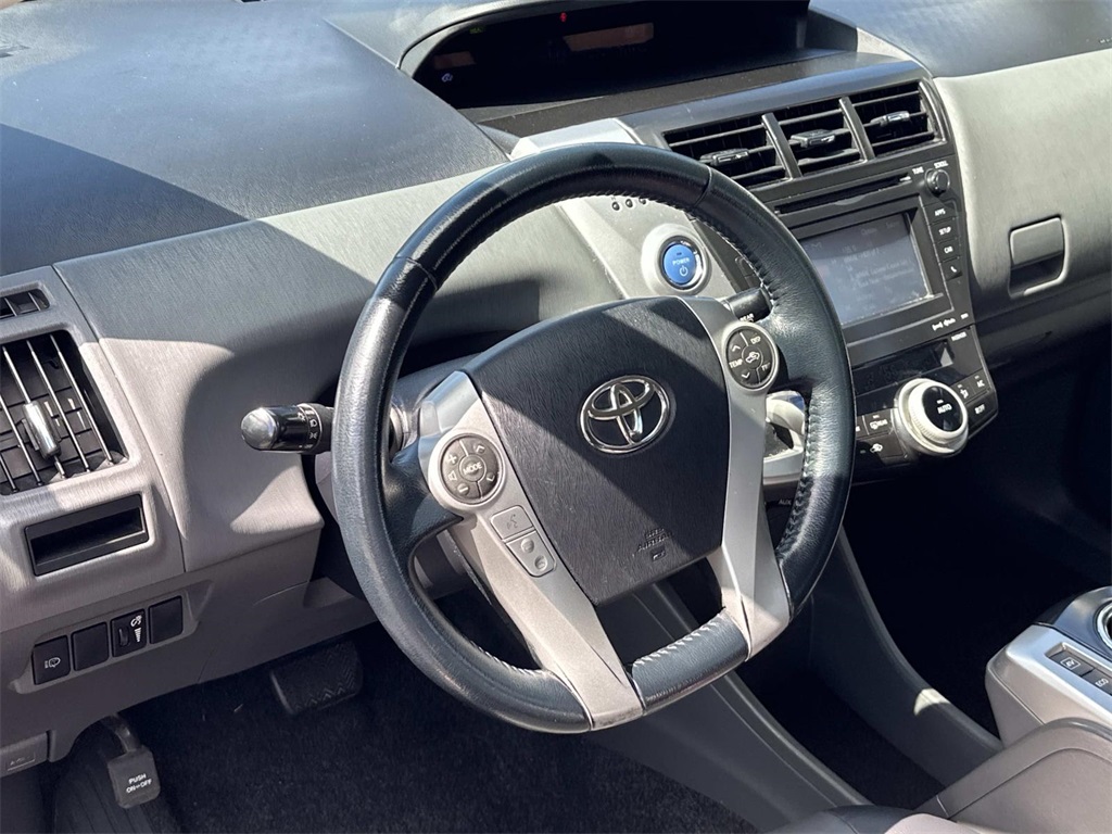 2013 Toyota Prius V Five photo 2