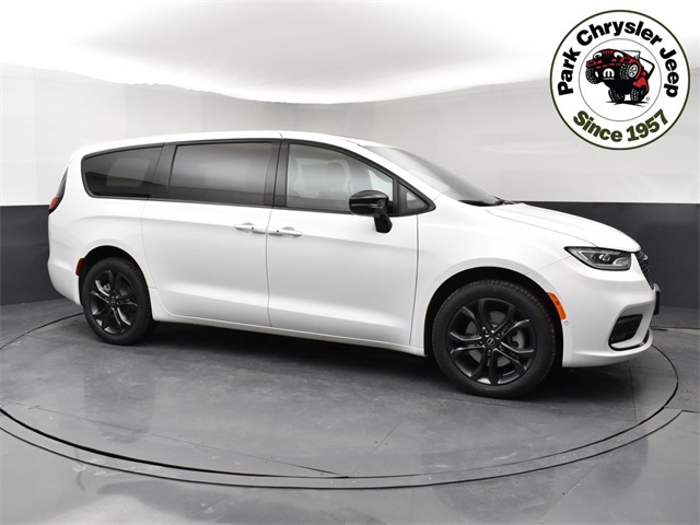 2026 Chrysler Pacifica Select's photo