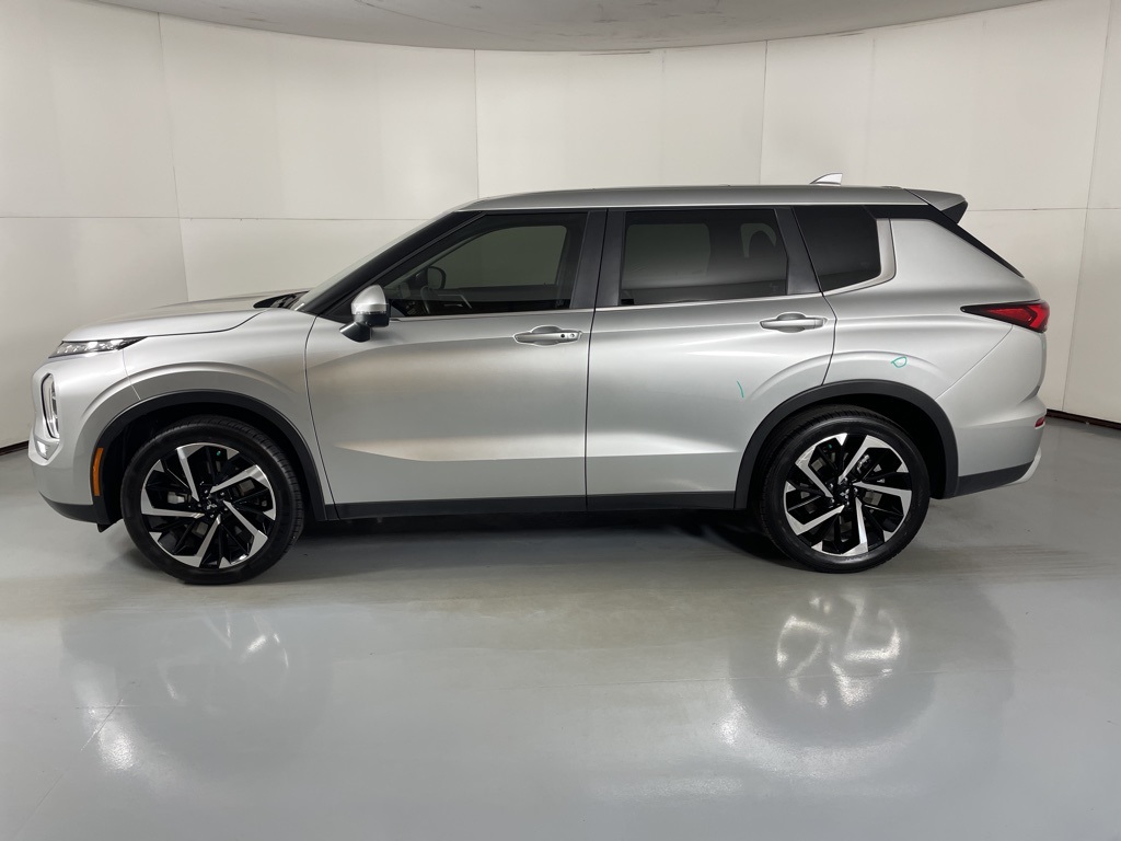 2024 Mitsubishi Outlander SE photo 2