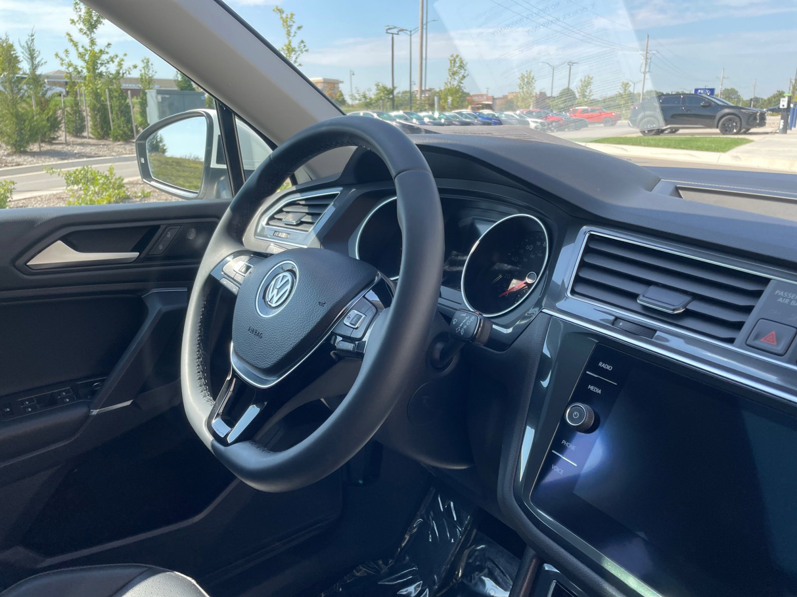 2020 Volkswagen Tiguan SE photo 23