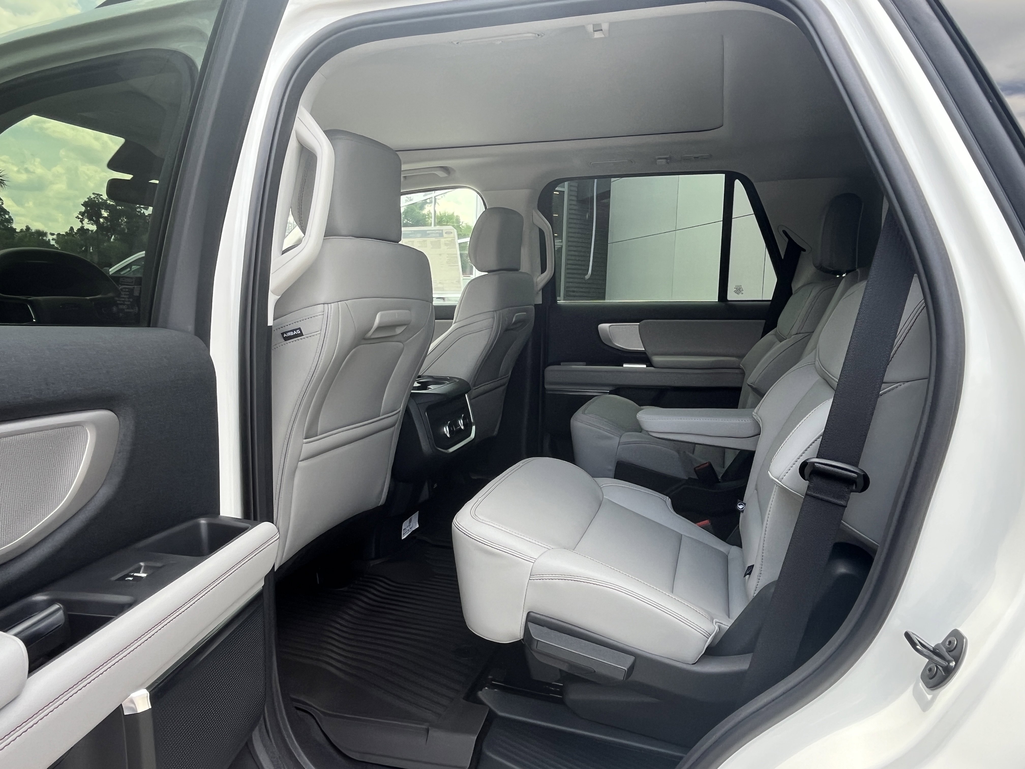 2025 Ford Expedition photo 3
