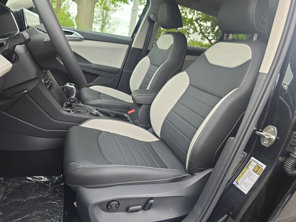 2025 Volkswagen Taos SEL photo 3