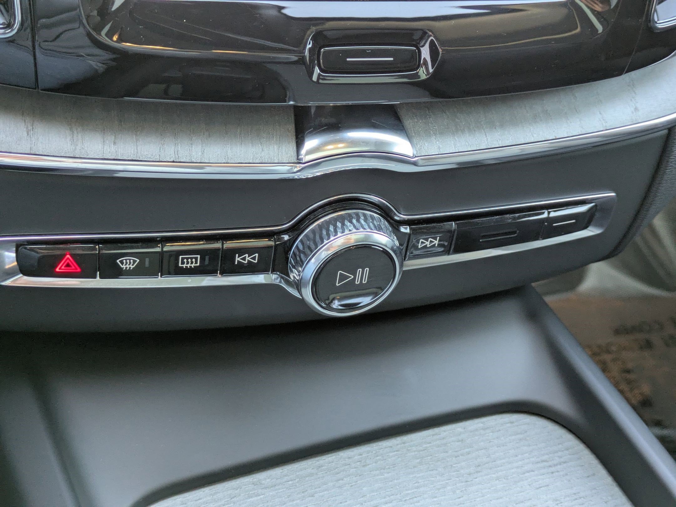 2025 Volvo XC60 Plus photo 22