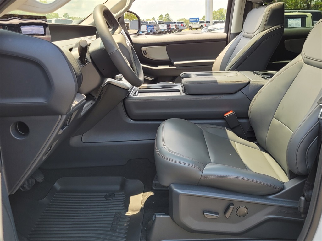 2025 Ford Expedition photo 5