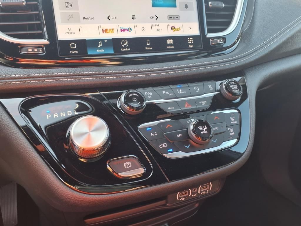 2025 Chrysler Pacifica photo 7
