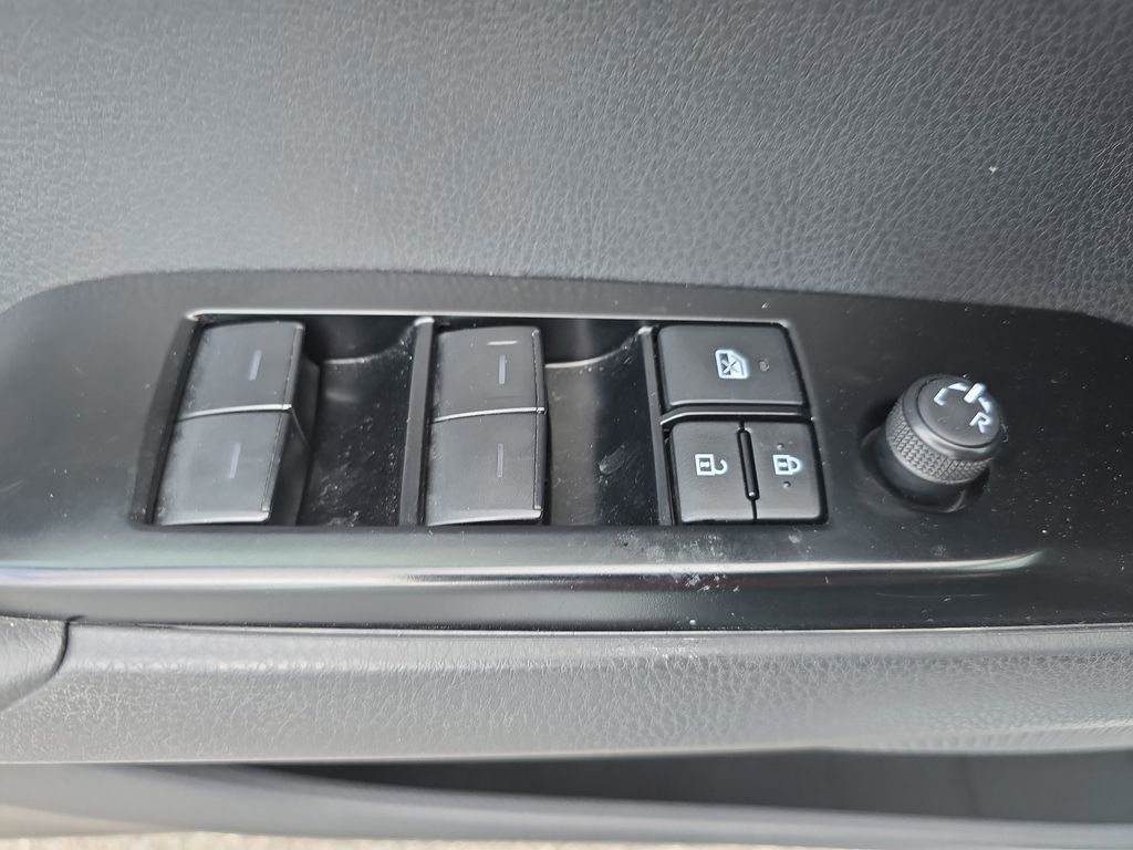 2025 Toyota Camry SE photo 28