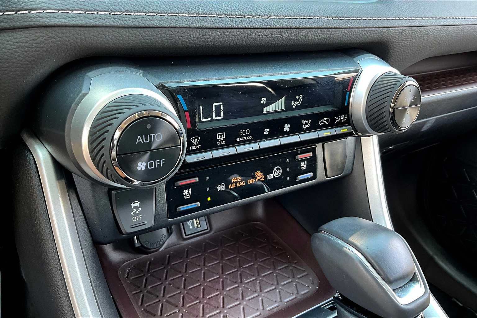 2024 Toyota RAV4 Hybrid Limited photo 32