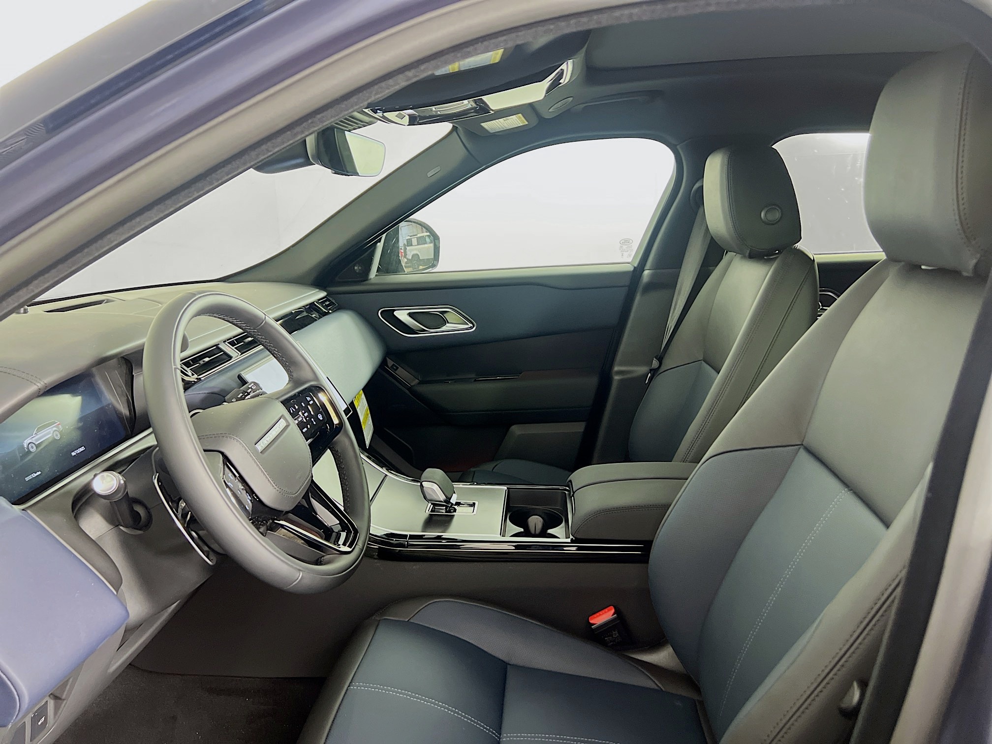 2026 Land Rover Range Rover Velar SE photo 13