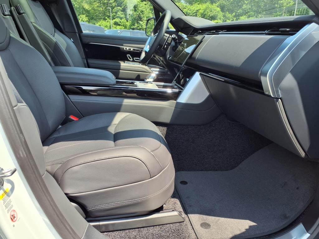 2025 Land Rover Range Rover SE photo 3