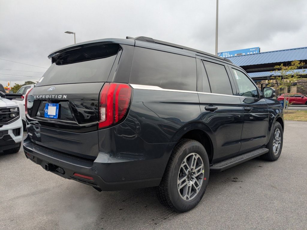 2025 Ford Expedition photo 2