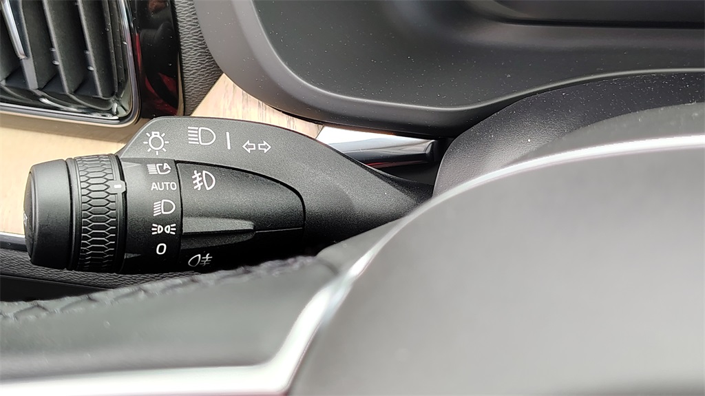 2026 Volvo XC60 B5 Plus photo 17
