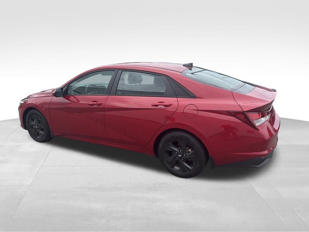 2023 Hyundai Elantra SEL photo 3