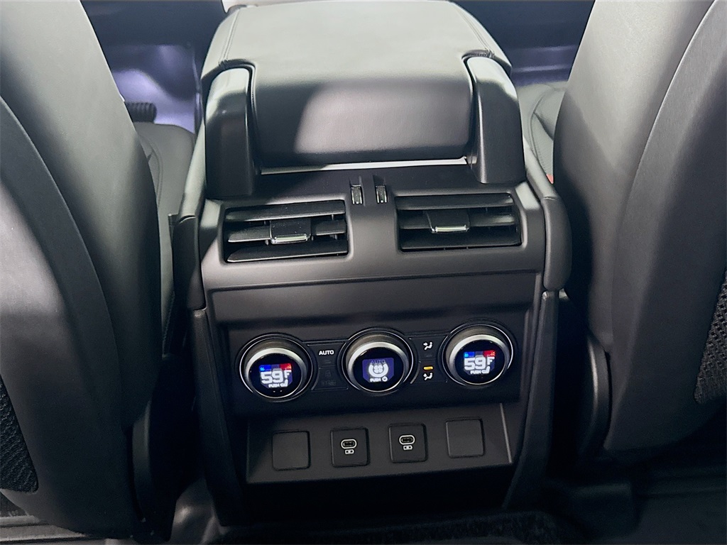 2025 Land Rover Defender 130 X-Dynamic SE photo 17