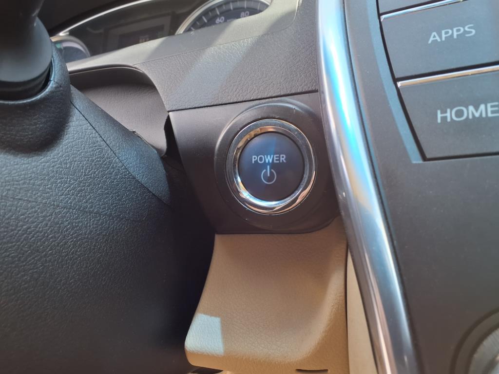 2015 Toyota Camry Hybrid LE photo 18
