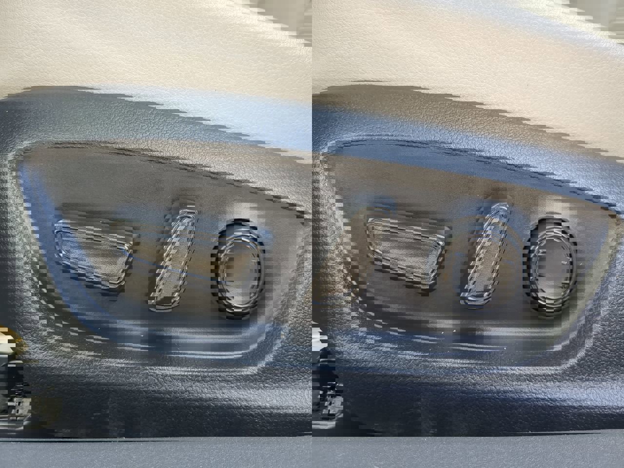 2023 Toyota Camry Hybrid SE photo 16