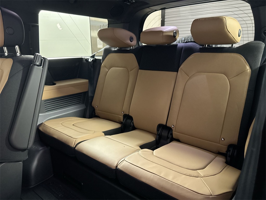 2025 Land Rover Defender 130 X photo 20
