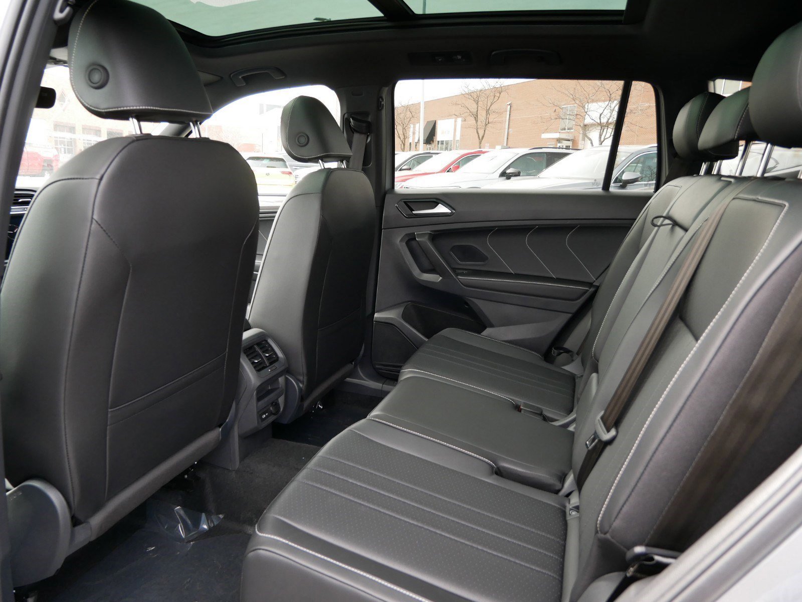 2024 Volkswagen Tiguan SE R-Line photo 2