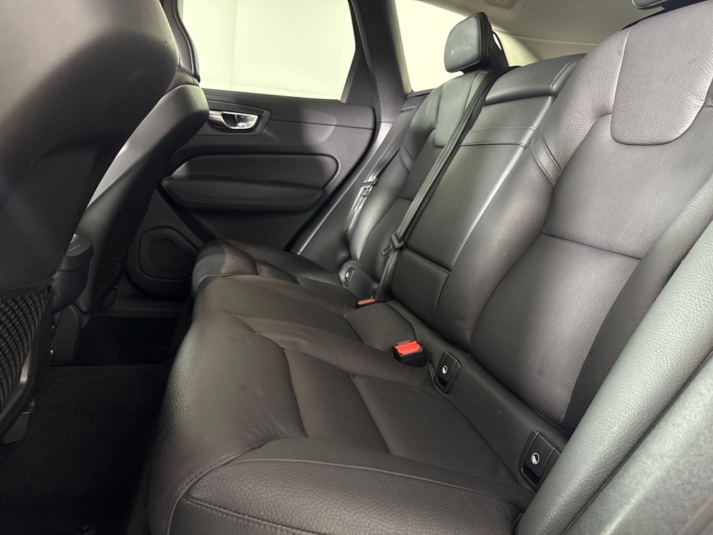 2021 Volvo XC60 T5 Momentum photo 11
