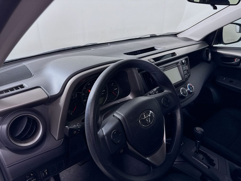 2016 Toyota RAV4 LE photo 6