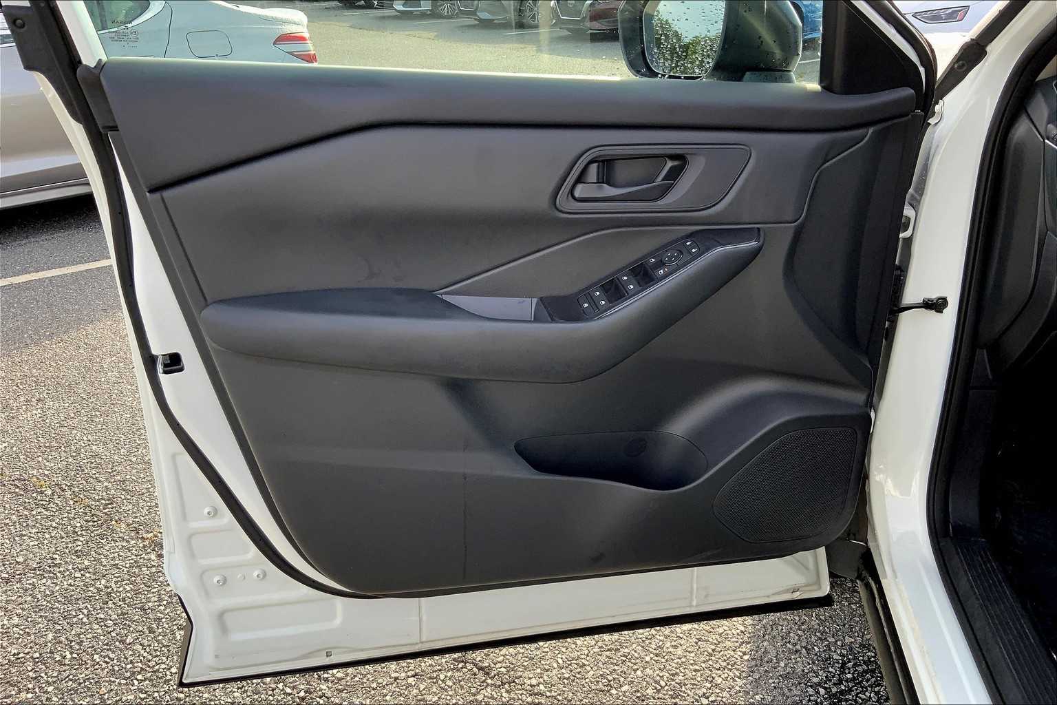 2024 Nissan Rogue S photo 19