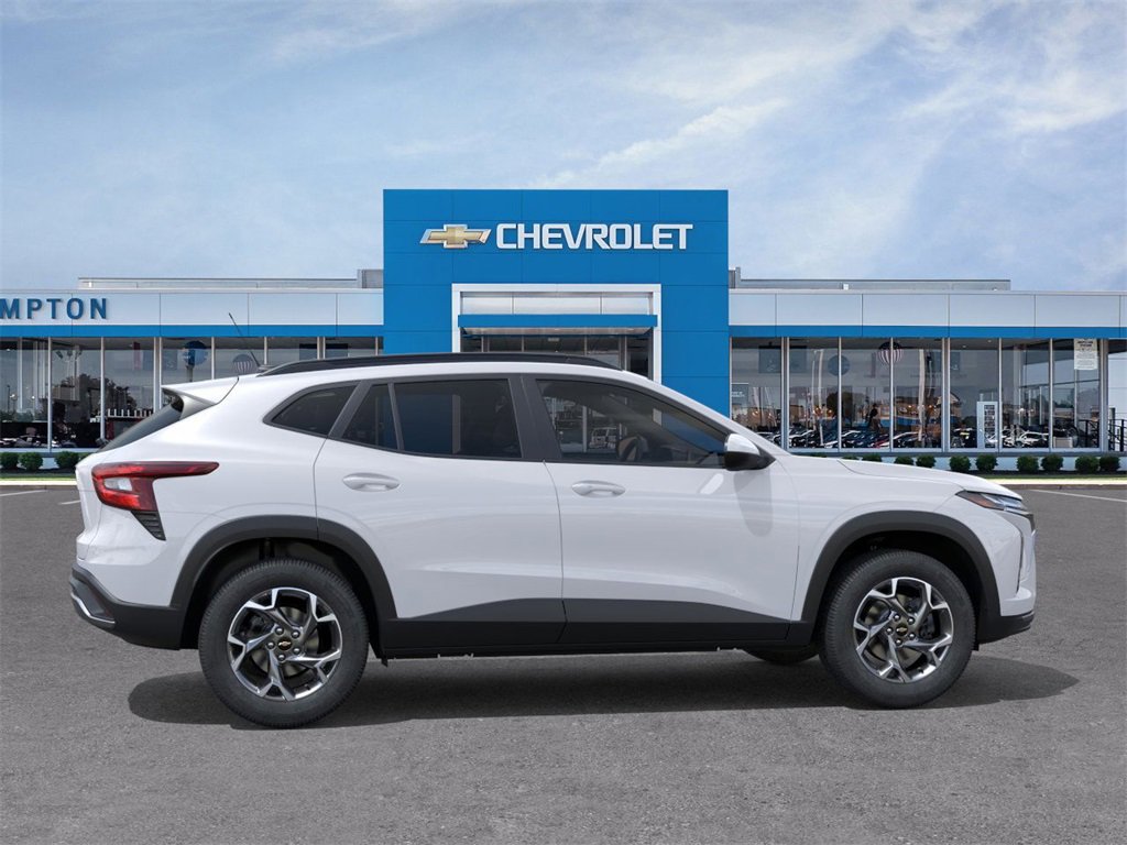2025 Chevrolet Trax LT photo 4