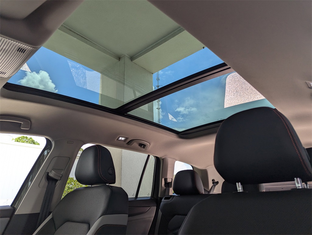 2025 Volkswagen Atlas SE Technology Peak Edition photo 23