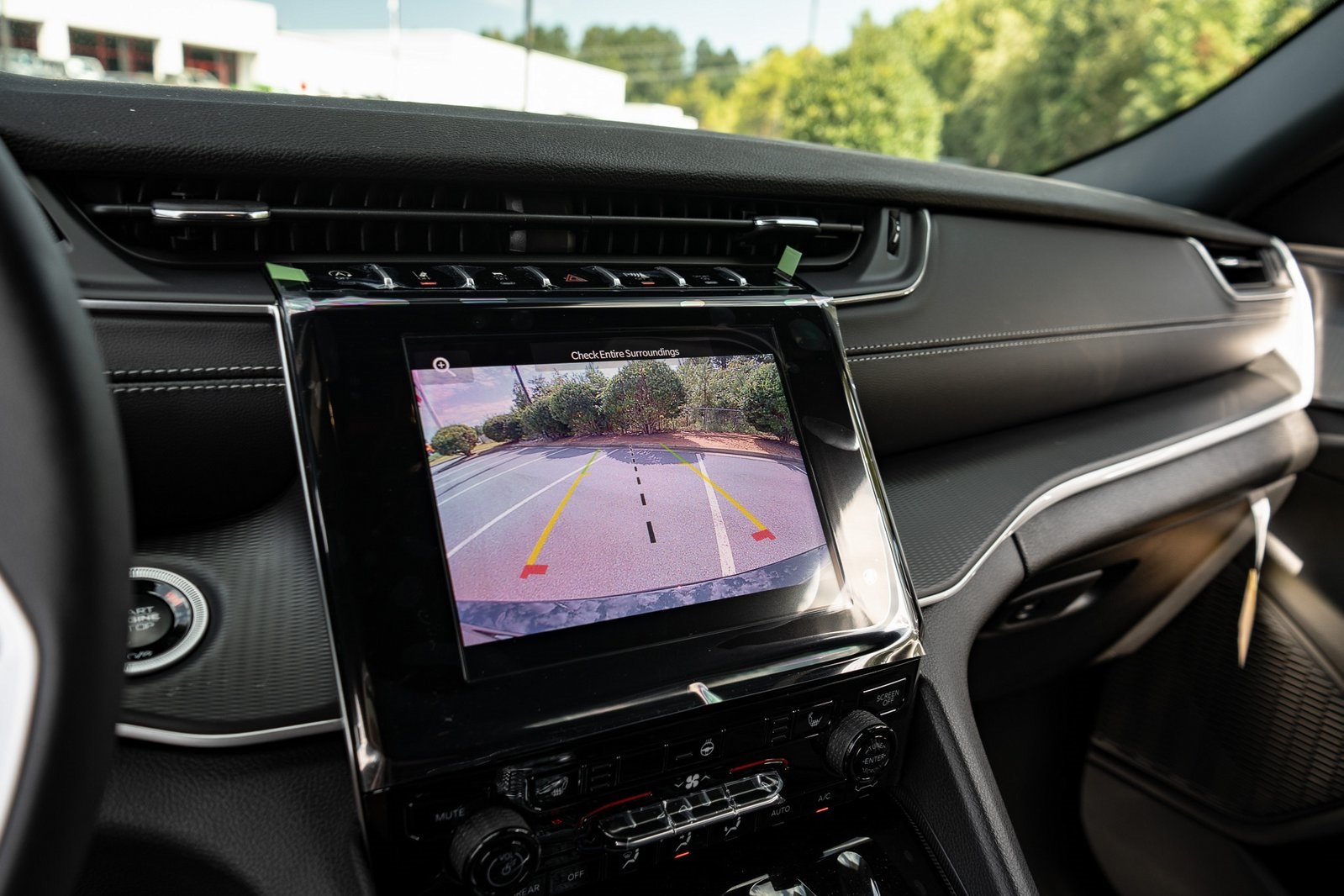 2025 Jeep Grand Cherokee Laredo Altitude photo 24
