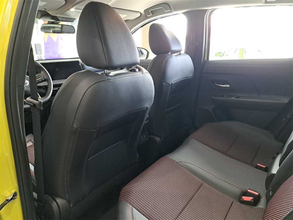 2026 Nissan Kicks SR photo 11