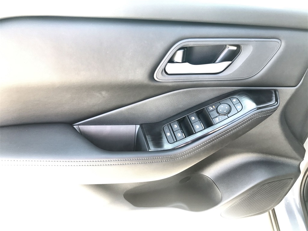 2026 Nissan Rogue SV photo 13