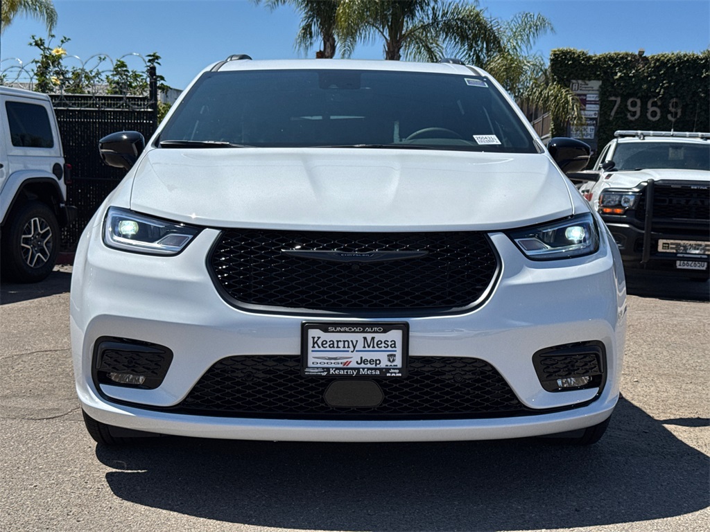 2025 Chrysler Pacifica photo 2