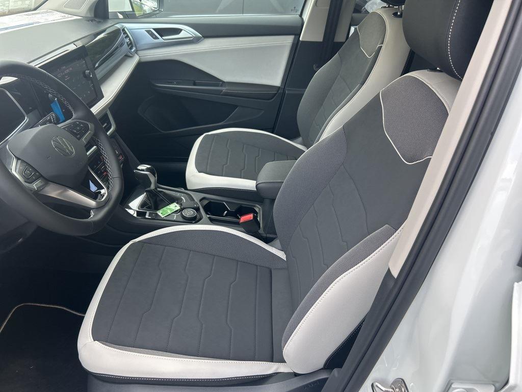 2025 Volkswagen Taos SE photo 8
