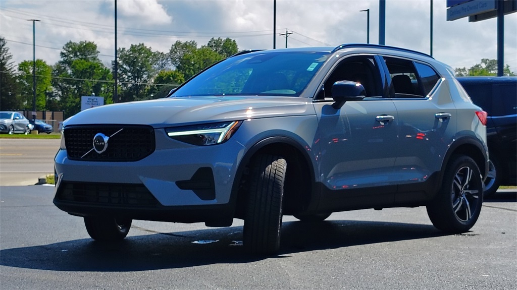2026 Volvo XC40 Core photo 5