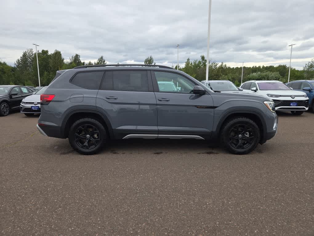 2025 Volkswagen Atlas Peak Edition SE photo 3
