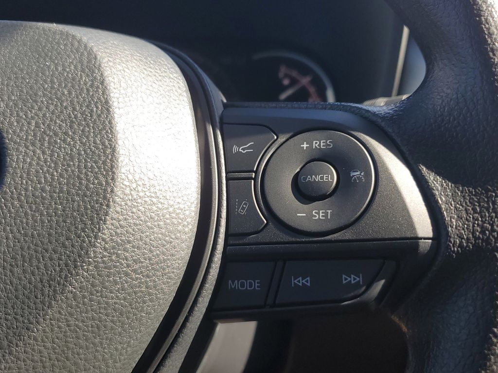 2025 Toyota RAV4 XLE photo 24