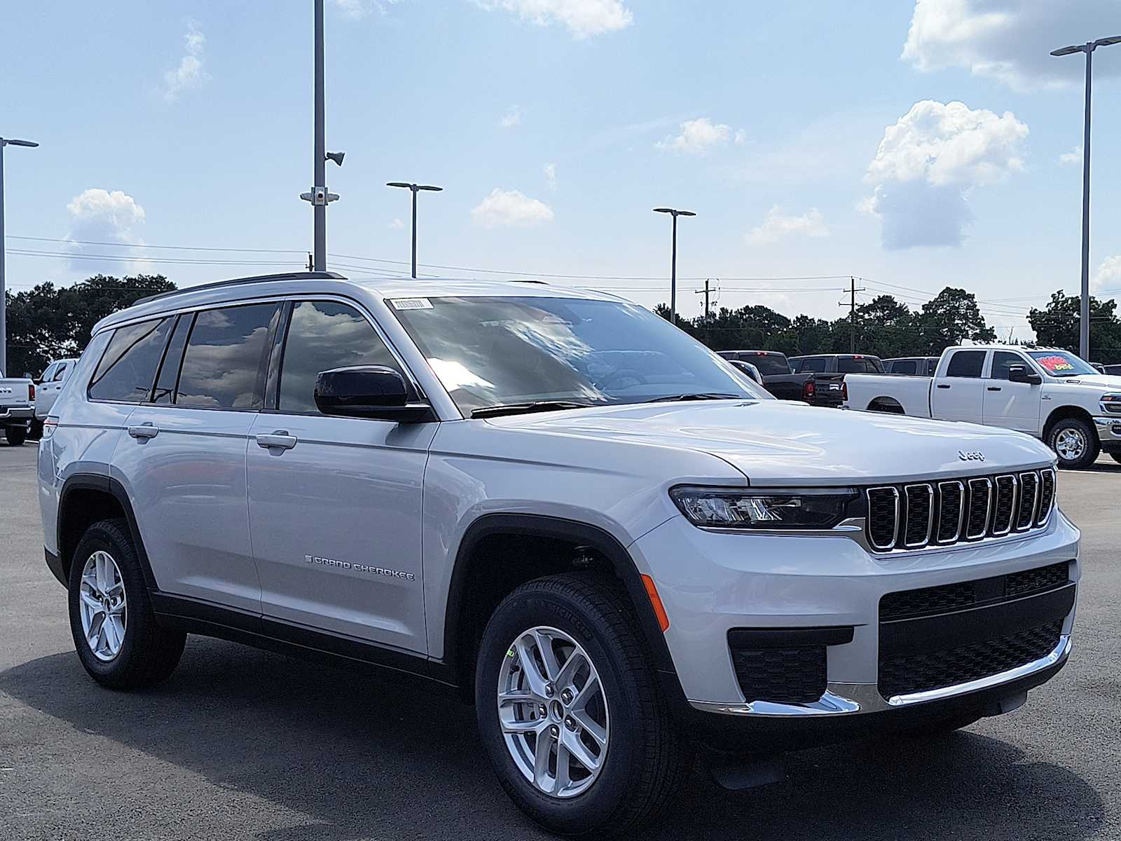 2025 Jeep Grand Cherokee Laredo X photo 3