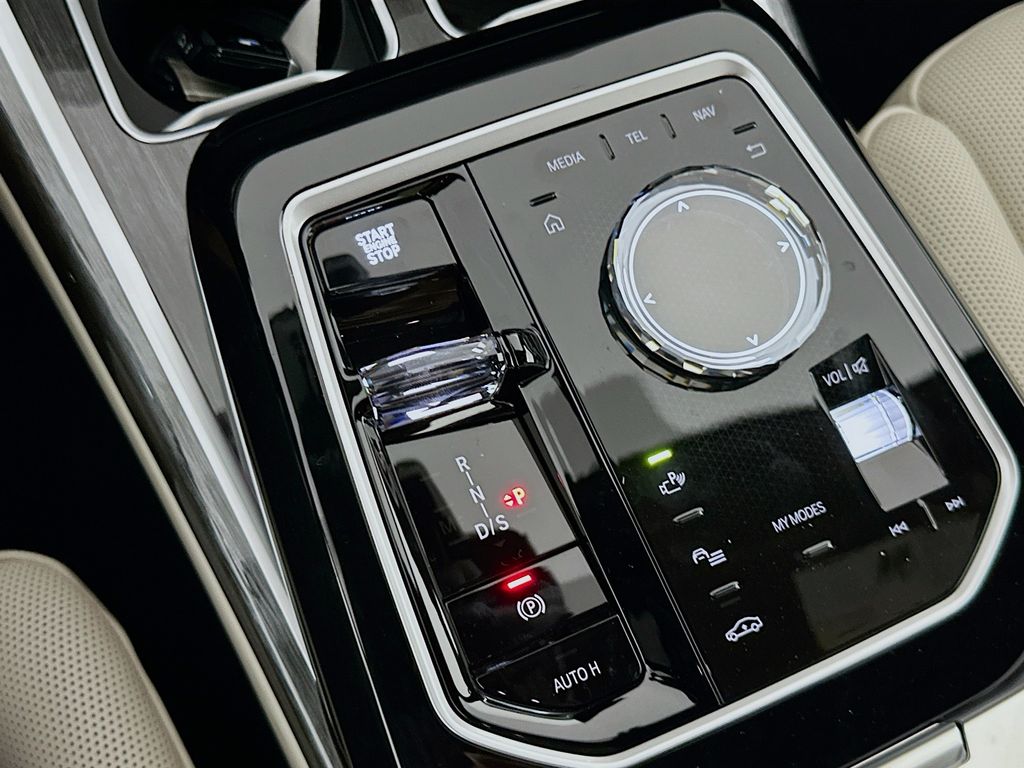 2026 Bmw 750e photo 15