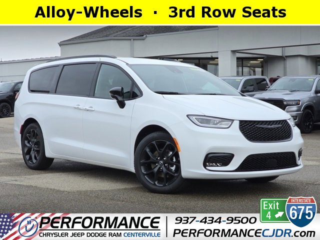 2026 Chrysler Pacifica Select's photo