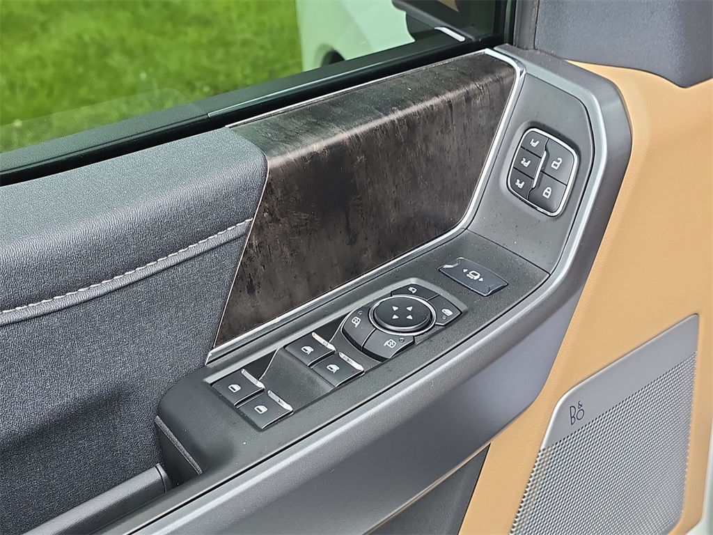 2025 Ford F-350 Lariat photo 19