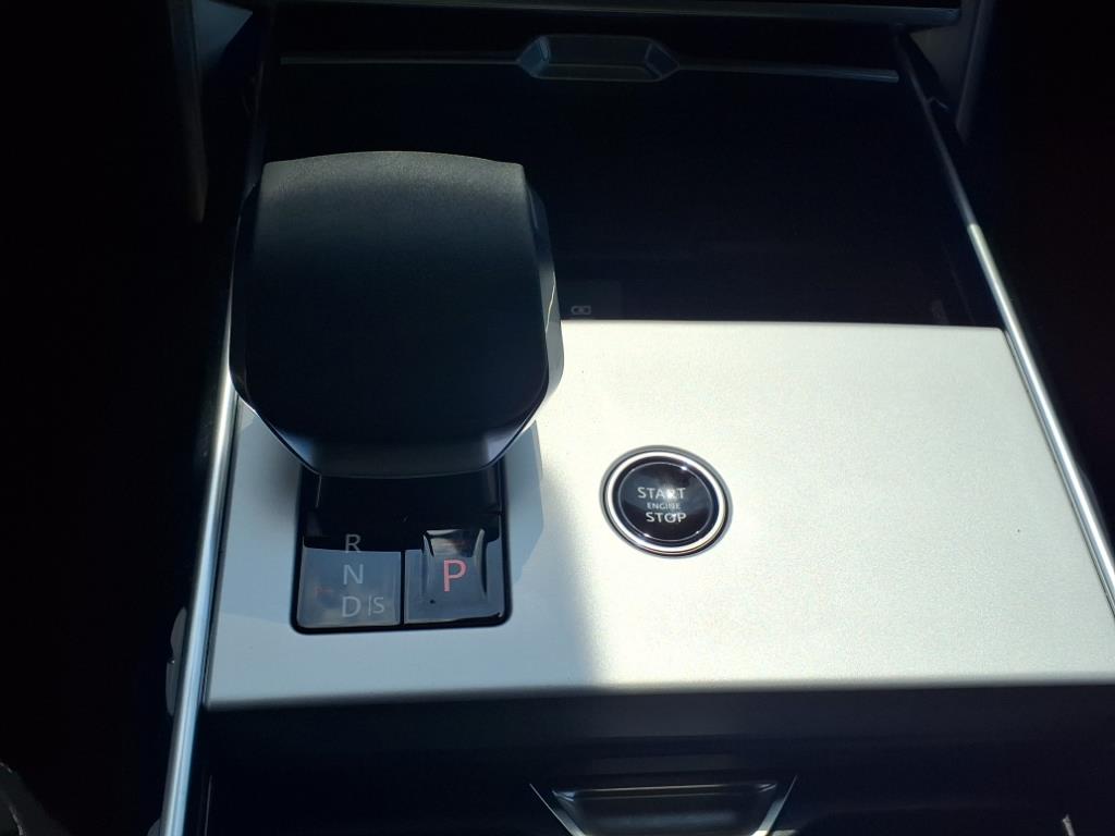 2025 Land Rover Range Rover SE photo 13