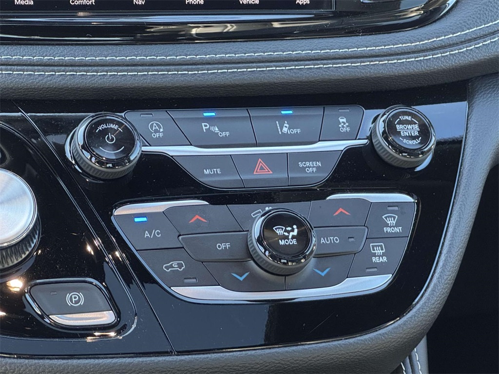 2025 Chrysler Pacifica Limited photo 18