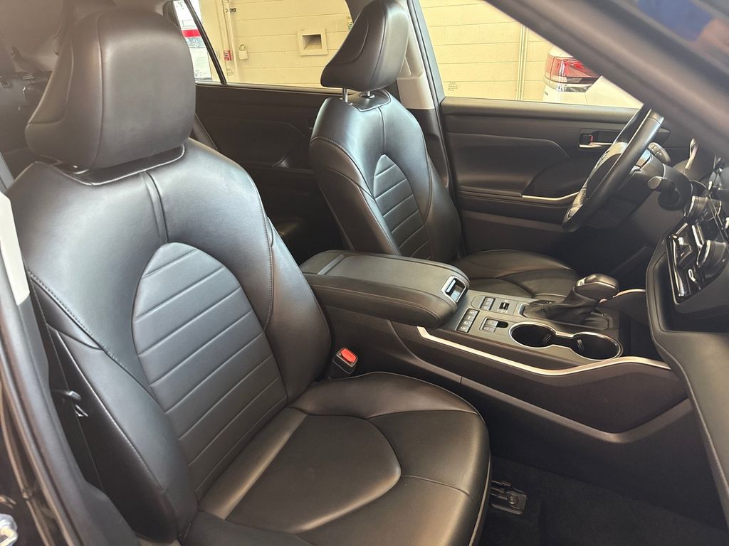 2022 Toyota Highlander XLE photo 11