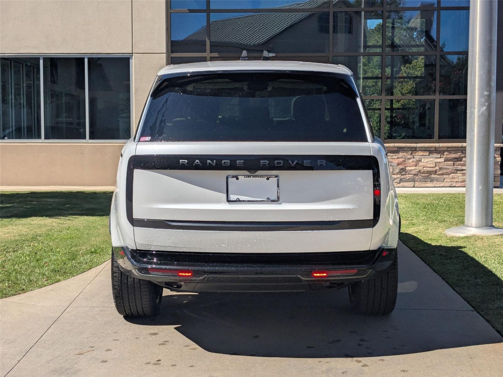 2025 Land Rover Range Rover SE photo 3