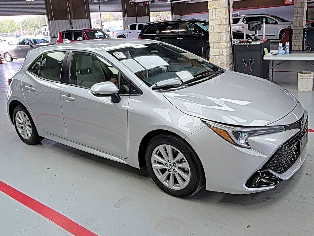 2024 Toyota Corolla Hatchback SE's photo