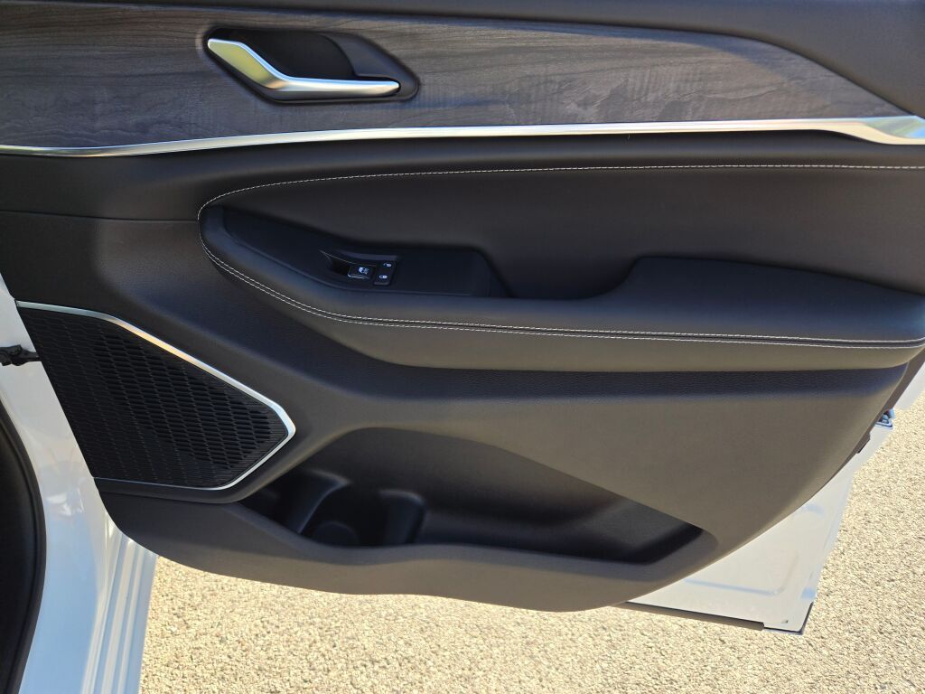 2025 Jeep Grand Cherokee Overland photo 3