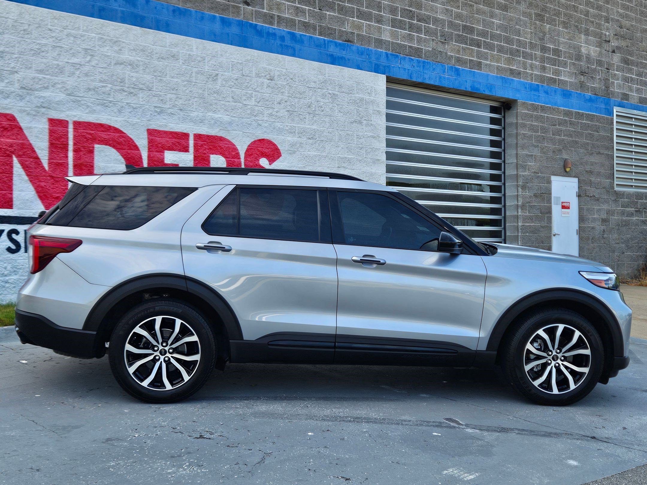 2023 Ford Explorer ST photo 8