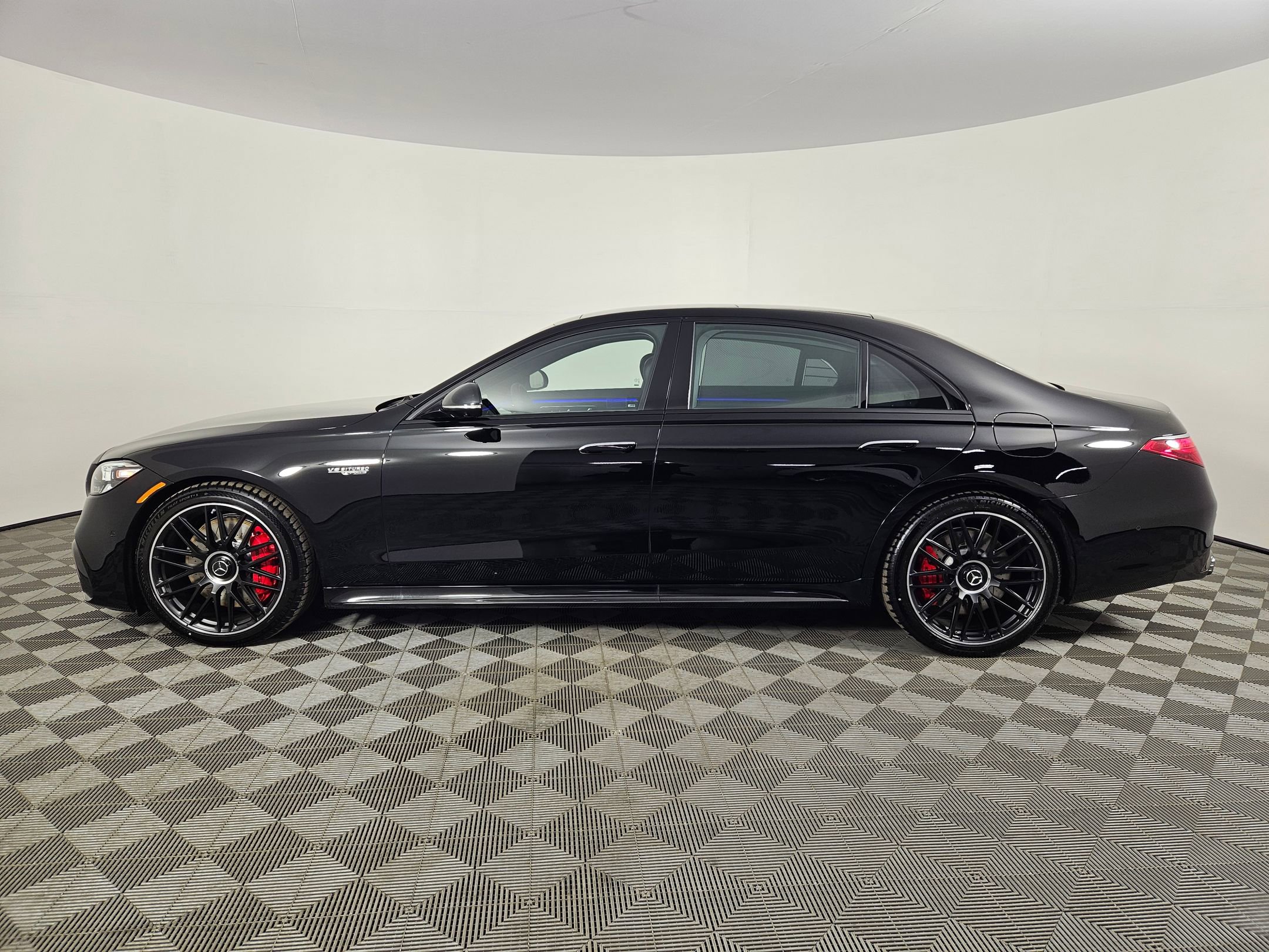 2025 Mercedes Benz S AMG 63 e 4MATIC photo 2