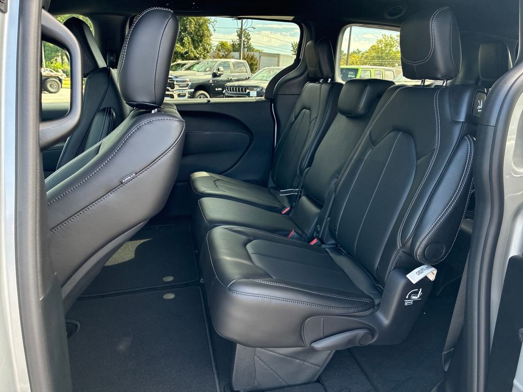 2026 Chrysler Pacifica photo 18