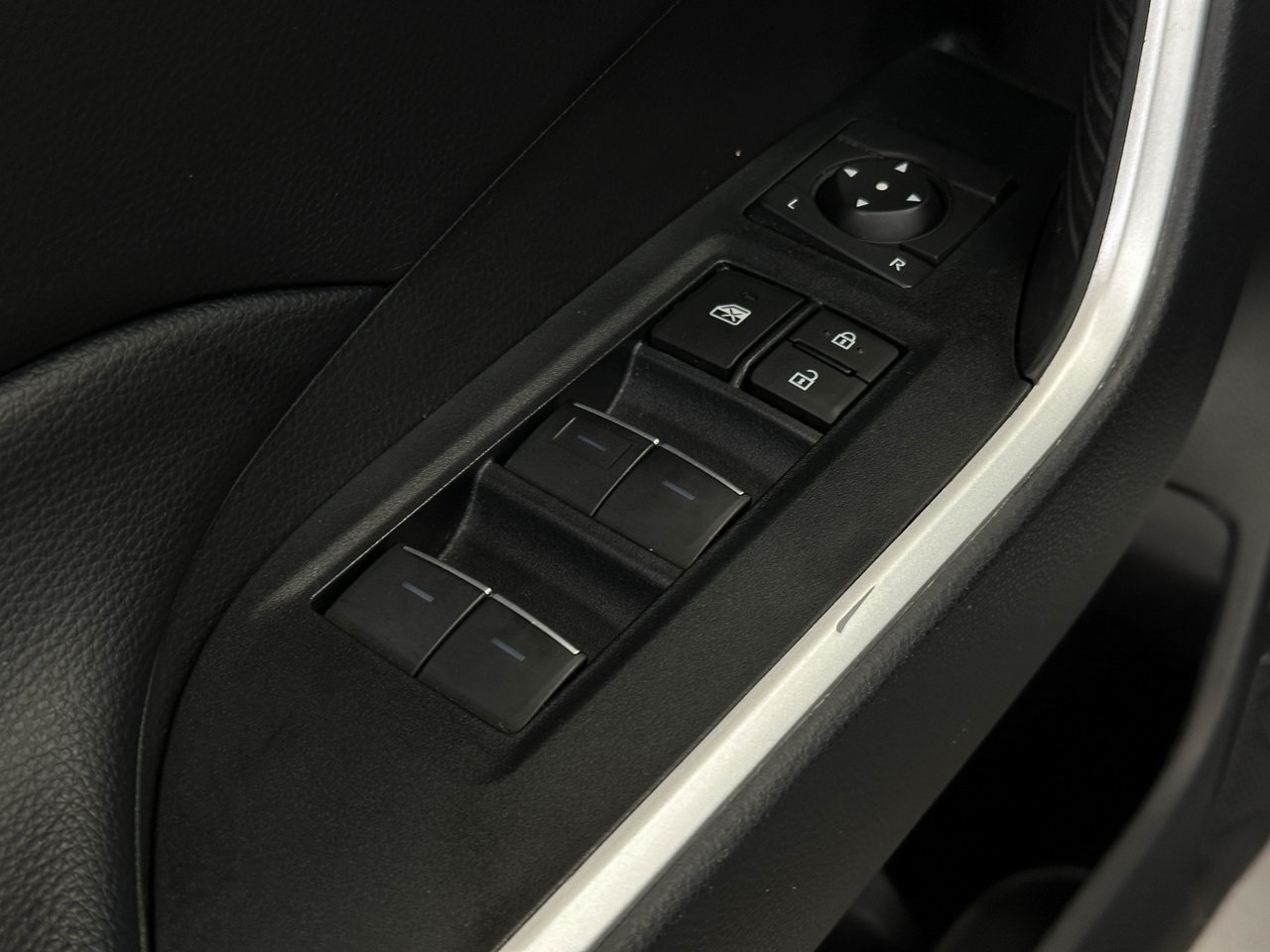 2023 Toyota RAV4 XLE photo 18