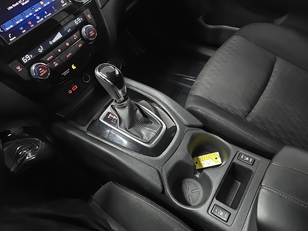 2019 Nissan Rogue SV photo 25